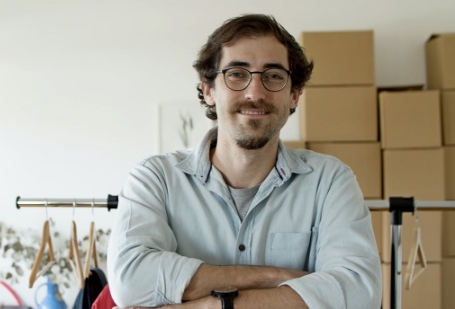 Chico joven sonriendo